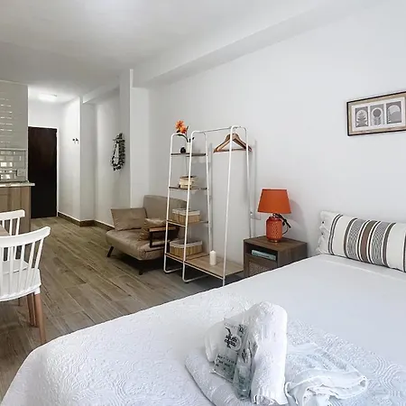 Beach-side With Pool - South Costa, Apartman *